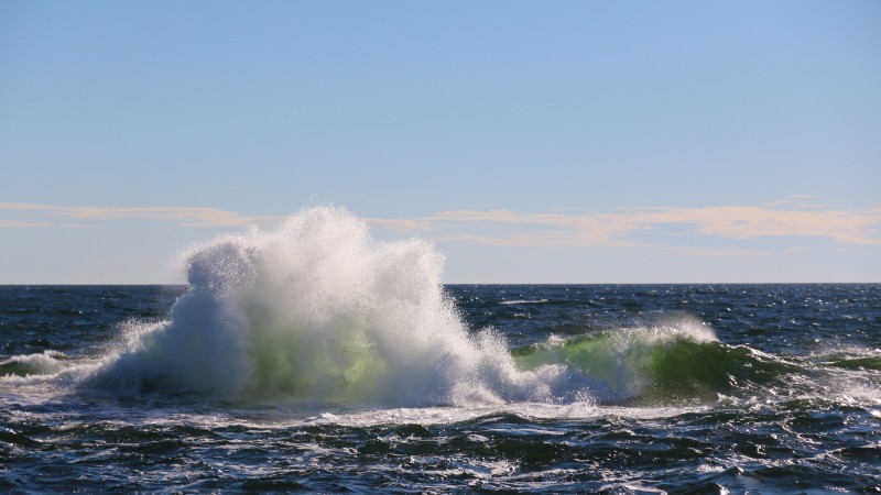 Bild av brytande vågor.
