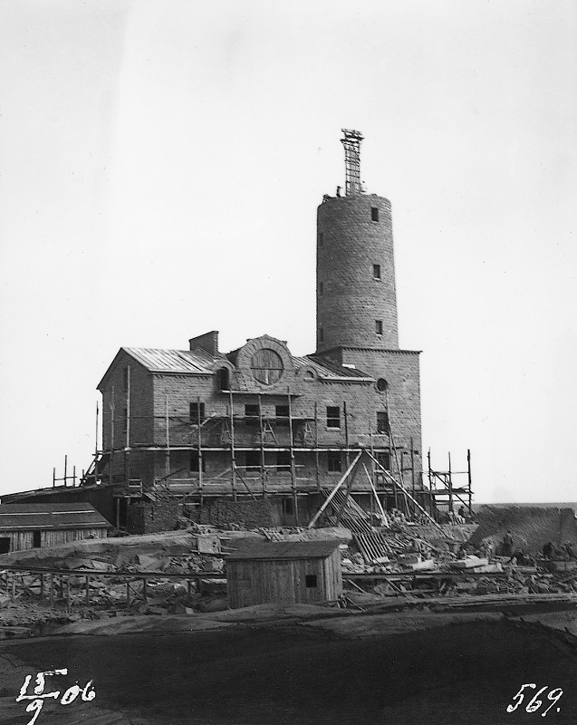 Valokuva tornin rakentamisesta.