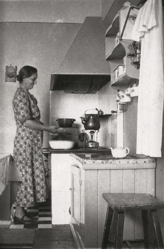 Valokuva vanhasta majakan keittiöstä.