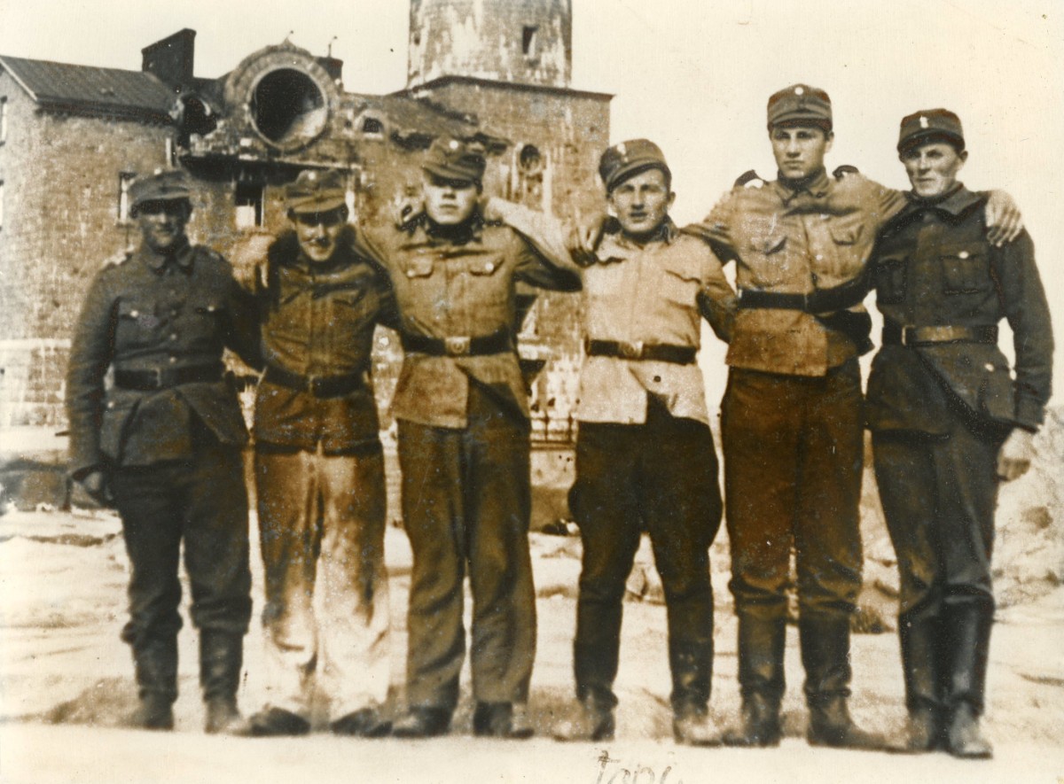 Photo of soldiers.